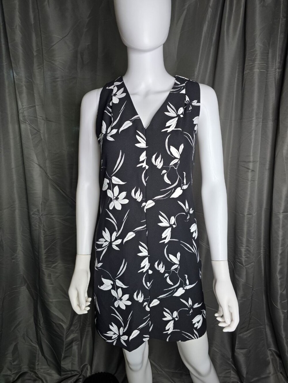 Banana Republic Black & White Sleeveless V-Neck Floral Shift Dress